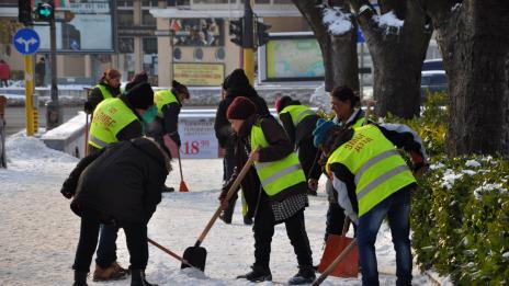 Чистят от снега пешеходната зона на Варна (СНИМКИ)