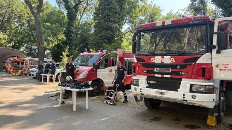 Варненски огнеборци и полицаи подкрепиха фестивал с благотворителна кауза