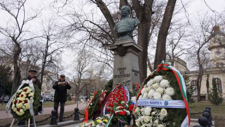 Положиха цветя пред паметниците на граф Игнатиев и Александър Рачински