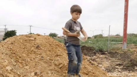 Момченце откри кост от динозавър