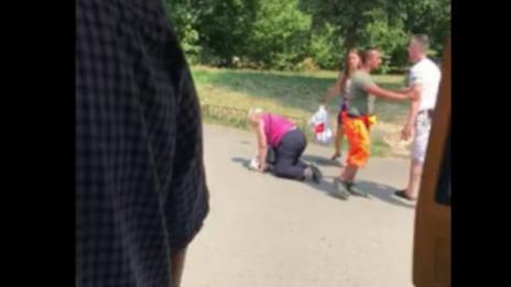 Хванаха мъжа, ритал възрастна жена на спирка в София