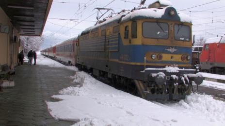 Развален локомотив блокира пътници от София за Варна