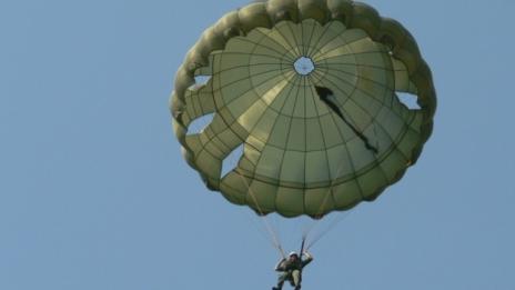 Прокуратурата разпитва военни за парашутите