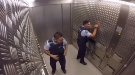 Полицаи създават музика в асаньор (ВИДЕО)