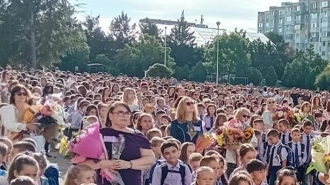 1164 ученици изпълниха училищния двор на СУ &bdquo;Гео Милев&ldquo; в първия учебен ден
