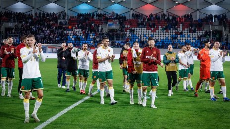 Футболните ни национали запазиха шансове за класиране