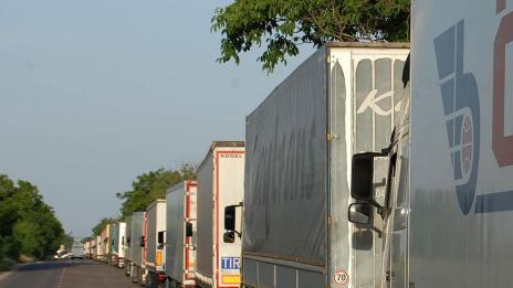 Митниците отпушиха границата, трафикът остава