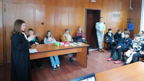 Съдии и експерти към учениците: Дилърите на дрога опитват всячески да стигнат до вас