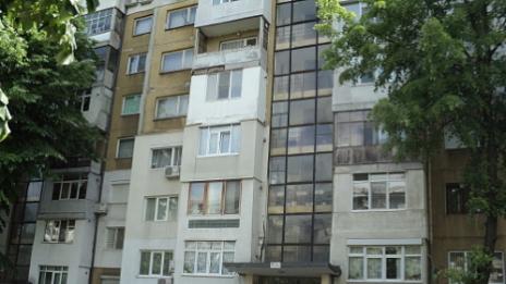 Съседи в евакуирания блок къртили носещи стени, разширявали се... 