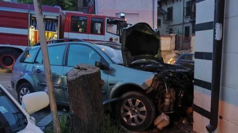 Кола влезе в книжарница в Шумен