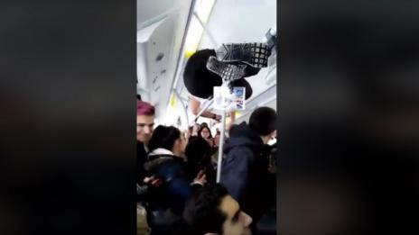 Кондуктор се качи на тавана, за да таксува пътници (ВИДЕО)