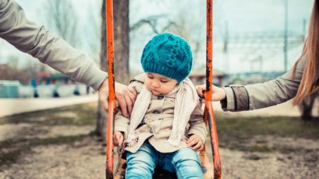 Как се отнасят с децата си родителите по света