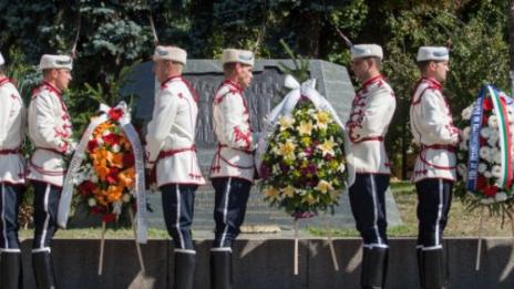 Десетки се стекоха към Паметника на Независимостта, за да поднесат цветя