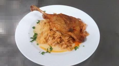 Патешки бутчета с кисело зеле