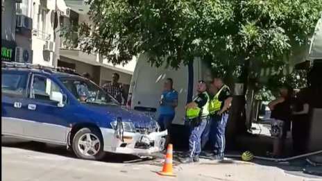 Катастрофа на Колхозния пазар: Шофьор удари жена на тротоара до голям магазин