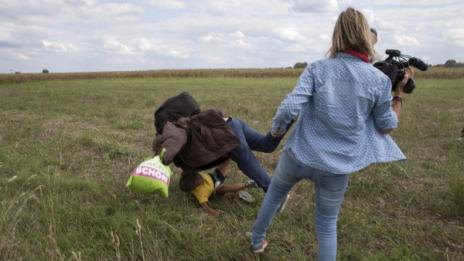 Унгарска операторка спъна бежанец и... Уволнение!