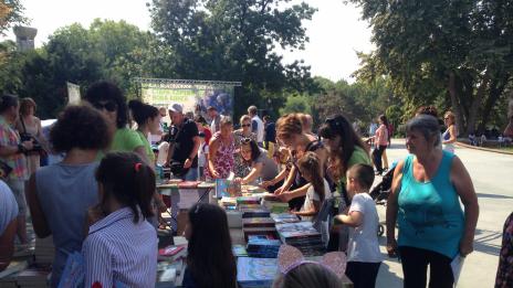 „Стара хартия за нова книга“ събра деца и родители на входа на Морската градина във Варна