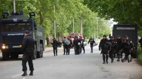 Протестът в Раднево бил окървавен от футболни агитки