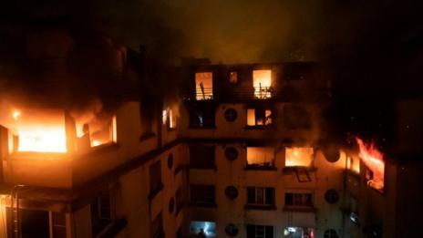 Арестуваха жена, живяла в опожарената сграда в Париж