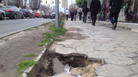 Възстановяват тротоара до Младежкия дом