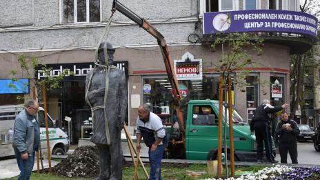 Откриват паметник на кмета Иван Церов в центъра на Варна (СНИМКИ)