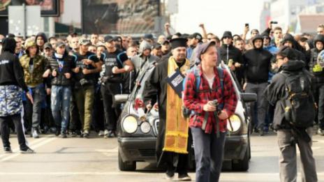 Попът на ултрасите на Левски – DJ в столично заведение