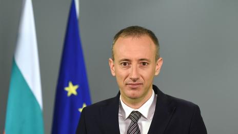 Красимир Вълчев, министър на образованието: Намаляват гимназистите, които отиват да учат в чужбина
