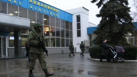 Руски военни превзеха летището Белбек в Севастопол