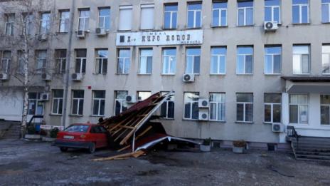 Карловци ремонтират отнесения покрив на болницата 