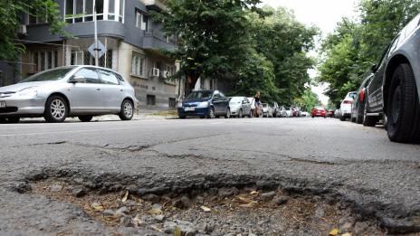 Огромни дупки зейнаха на бул. „Чаталджа“ във Варна