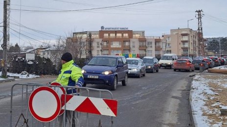 Забраната за движение по участък от ул. „Прилеп“ остава до края на февруари