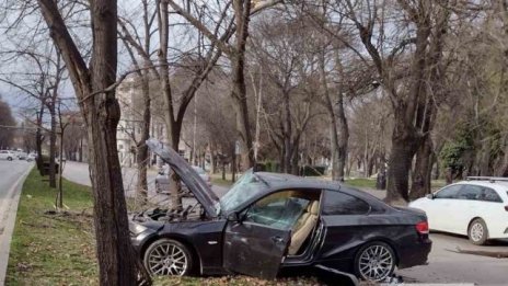 Дрогиран с БМВ се заби с колата си в дърво пред сградата на община Варна