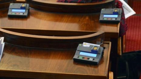 Петъчно успиване: Депутатите трудно се събраха