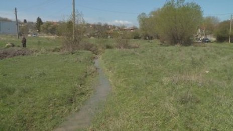 Затлачено дере в аксаковското село Куманово плаши с наводнение