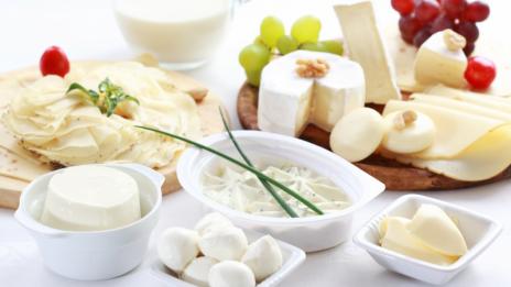 Предлагат на отделни щандове млечните и имитиращите ги продукти