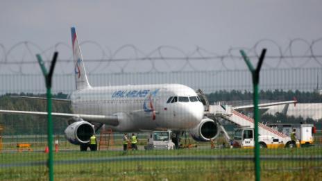 Руски самолет кацна принудително след сблъсък с птици
