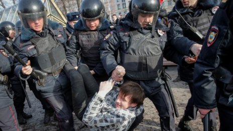 САЩ осъдиха арестите на стотици протестиращи в Русия