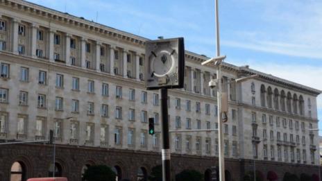 Счупиха часовника пред Министерския съвет