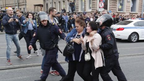 Над 150 демонстранти арестувани при протести в Русия