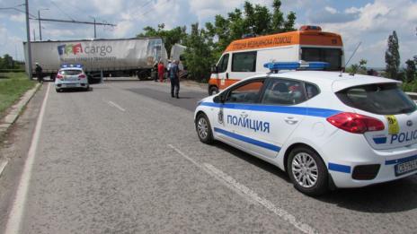 ТИР отнесе тролейбусен стълб при катастрофа в Русе