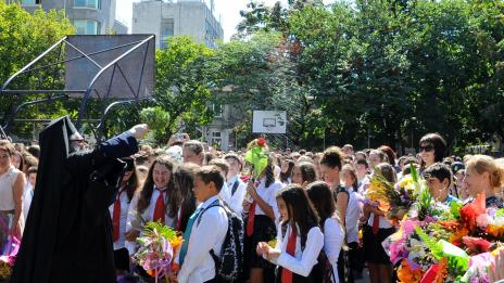 Започна новата учебна година в НГХНИ „Константин Преславски“ (СНИМКИ)