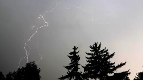 Частично разрушени пътища след бурята в Северна България