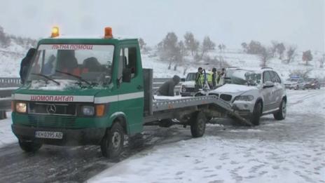 Снегът предизвика опашки и инциденти на пътя за Гърция