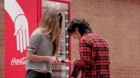 Coca-Cola създаде уникална капачка за коледните празници