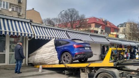 80-годишен "паркира" лъскавия си джип в магазин на Колхозния пазар