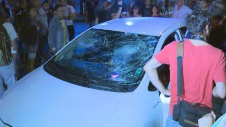 Агресия на протеста в София: Потрошиха кола на жена с две деца вътре