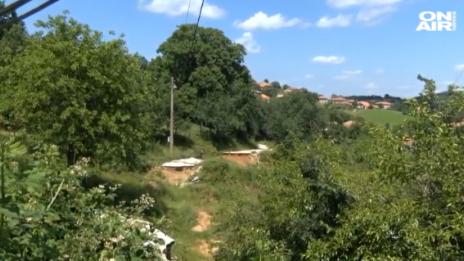 Свлачище заплашва да остави село откъснато от света