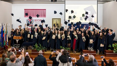 На тържествена церемония връчиха дипломите на випуск 2024 на ВУЗФ