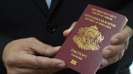 Спряха за час издаването на паспорти
