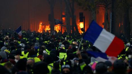 „Жълтите жилетки“ не се шегуват, подпалиха сграда